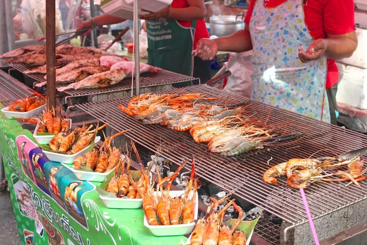 Thai streets. Бангкок стрит фуд. Пхукет макашницы. Стрит фуд Тайланд. Уличная еда.