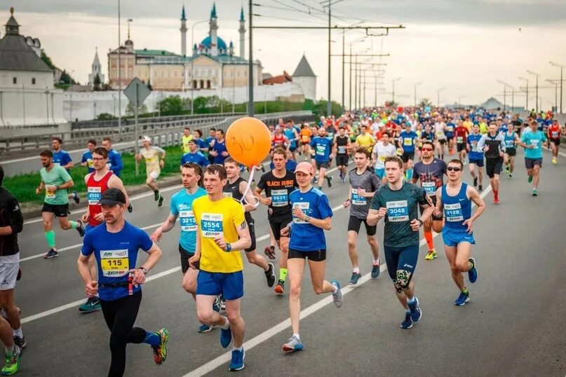 Бег в казани. Бег в казани. Казанский марафон 2023. Казань забег. Казанский марафон 2021.