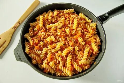 Макароны с луком и морковью на сковороде