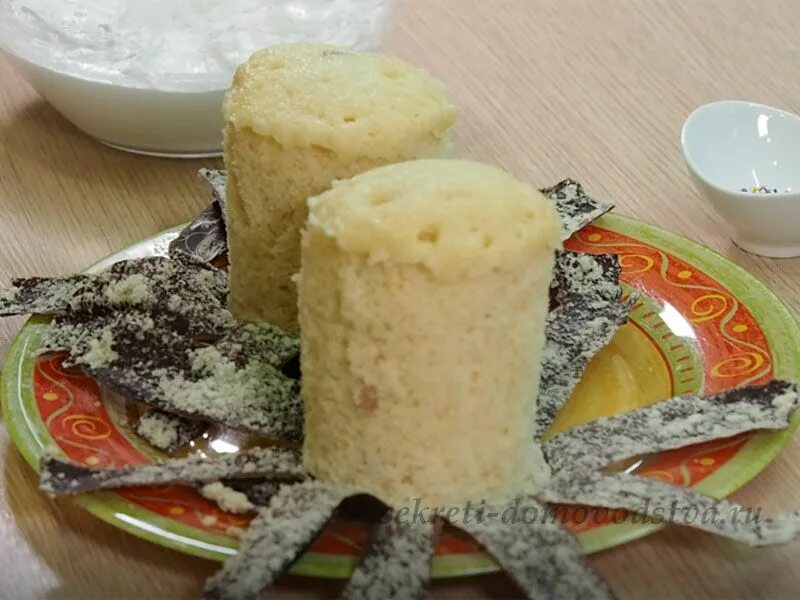Кулич с творогом. Кулич со сгущенкой внутри. Кулич в чашке в микроволновке. Творожный кулич с изюмом. Творожный кулич в микроволновке.