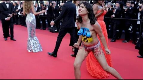 Mujer desnuda protesta en la alfombra roja de Cannes contra las violaciones en U