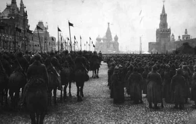 Москва 1919 год. Ленин в москве 1917. Ленин 1919 год москва. Ленин на красной площади в москве 1919 год. Лубянская площадь 1920.