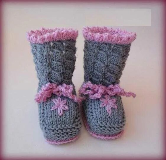 Сапожки спицами для девочки. Вязаные сапожки спицами для малышей 1 год. Вязание пинетки сапожки спицами. Вязаные сапожки для девочек. Вязаные детские сапожки.