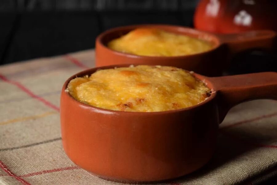 Рецепт жульена в кокотницах. Жульен в кокотницах. кокот куриный. кокот из курицы. кокот с грибами.