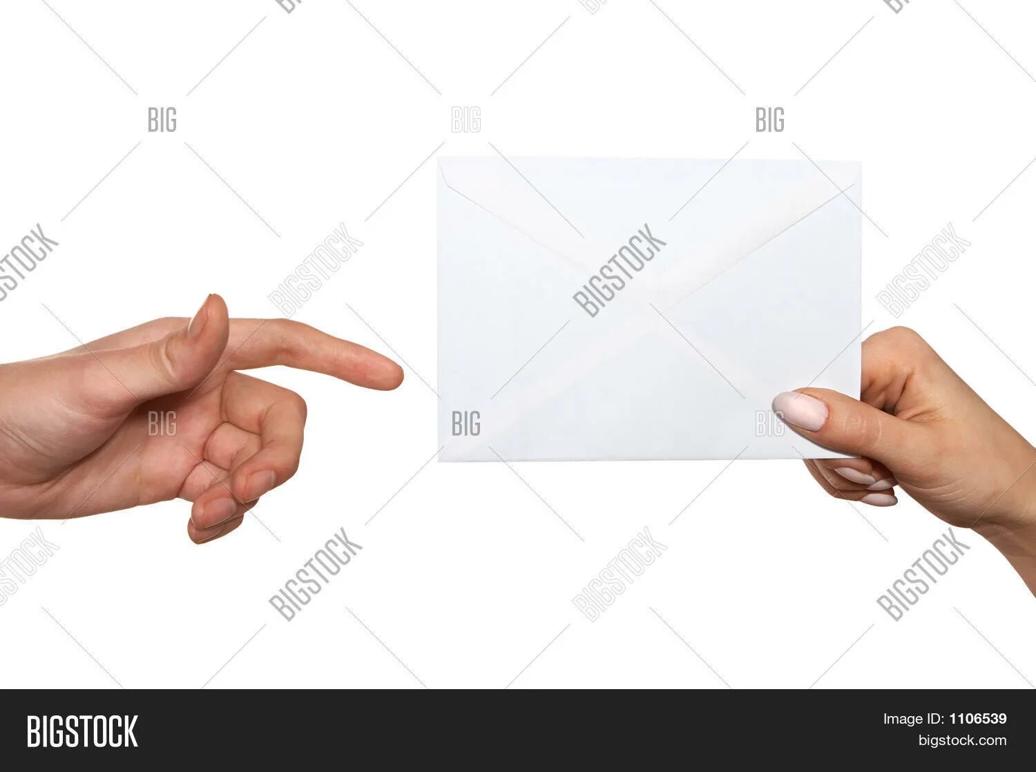 Человек который получает письмо. Рука передает конверт. Письмо в руках. Открытый конверт в руках. Держит конверт с письмом.