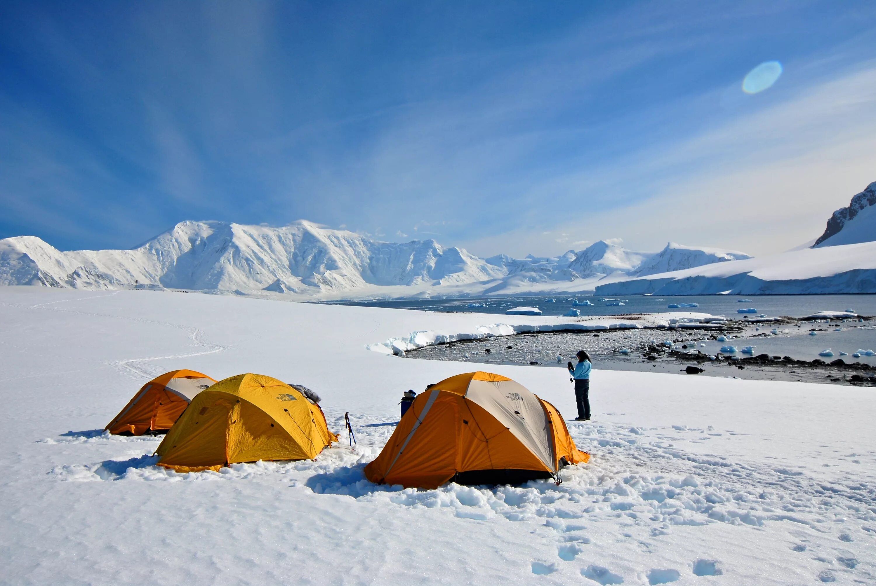 Ice camp. Кемпинг в Антарктиде. Антарктический кемпинг. Кемпинг на берегу Антарктиды фото. Антарктика туры.