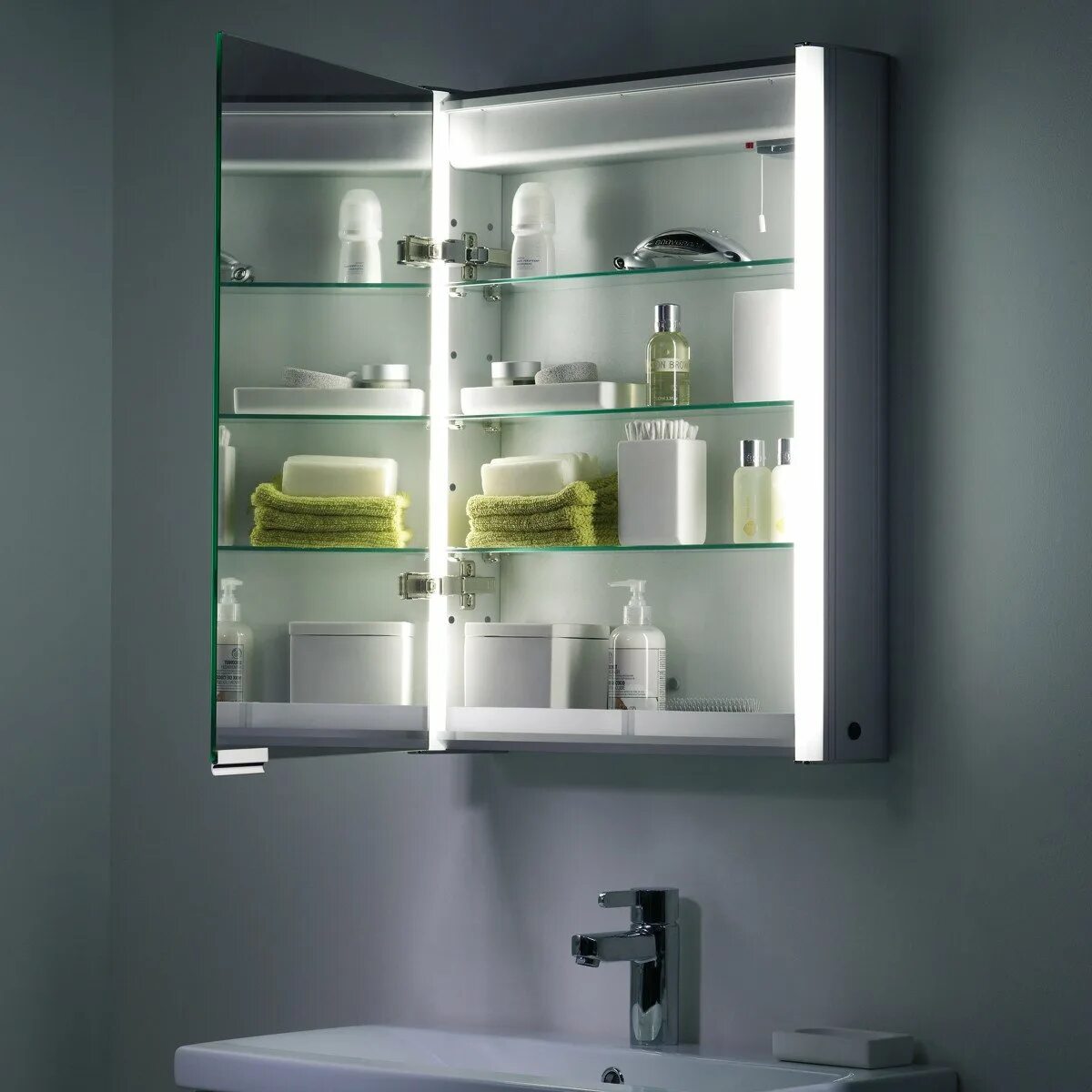 Зеркало в ванную с подсветкой и полками. Подвесной шкаф в ванную. Навесные шкафы для ванной комнаты. Навесной встроенный шкаф в ванную. Стеклянный шкаф в ванную.