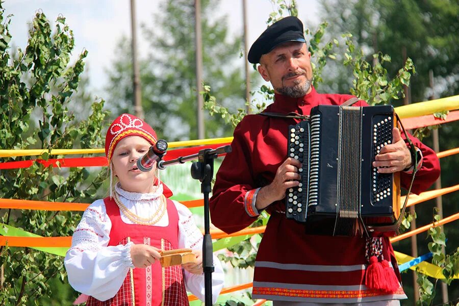 Фотография праздничные народные гуляния. Гуляние на оке серпухов. Фото гуляния с гармонью. Гулянье под новинским. Гуляние на оке серпухов.