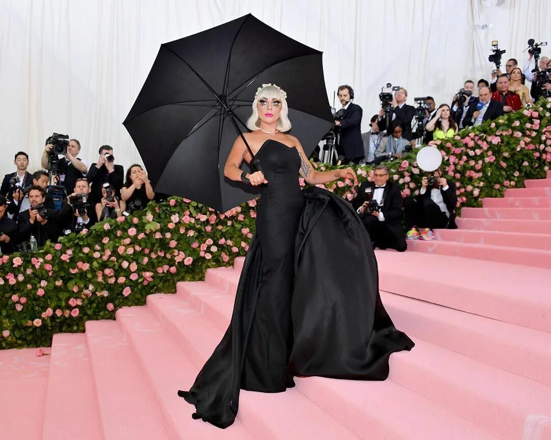 Что такое met gala. Леди гага мет гала. леди гага мет гала 2022. леди гага мет гала 2021. lady gaga met gala 2019.