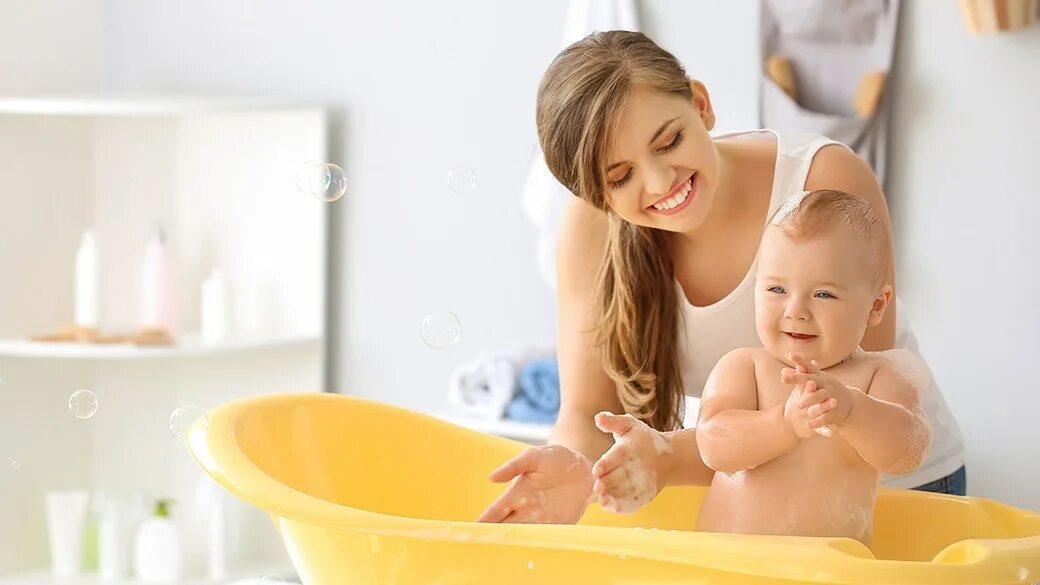 Мама в ванне видео. Мама купает дочь. Ванная мама. Мама купает ребенка. Девочки с мамой в ванной.