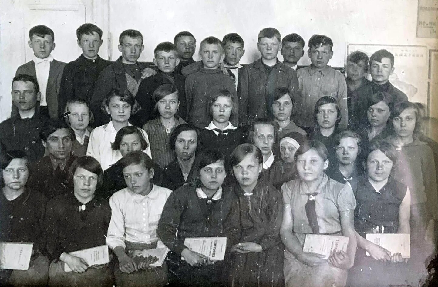 Директор деденевской школы. Председатель колхоза 1940. 1941 выпуск московская школа. Председатель колхоза 1940. Школа 1 менделеевск.