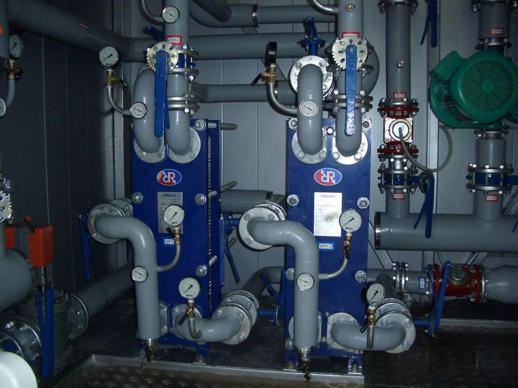 Котельных гвс. Схема подключения бойлера косвенного нагрева с циркуляцией. Схема подключения горячей воды от газового котла. Подогреватель гвс 1 ступень. Схема монтажа теплоаккумулятора для отопления.