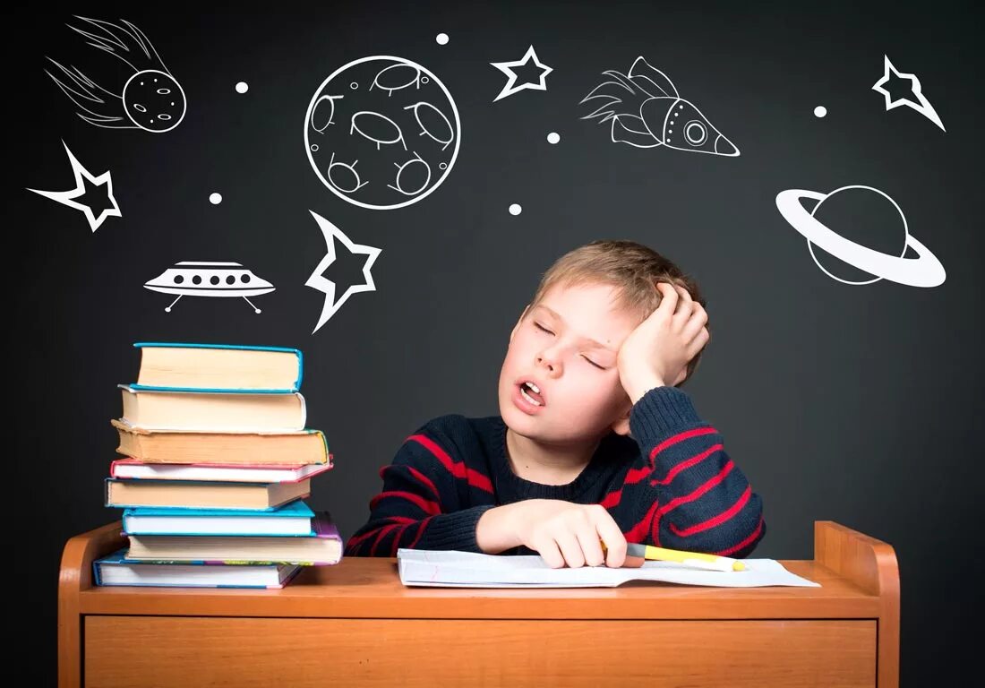 спящий ребенок за партой. спящий ученик. ученик спит. хочется спать на уроке. как не спать на уроке.