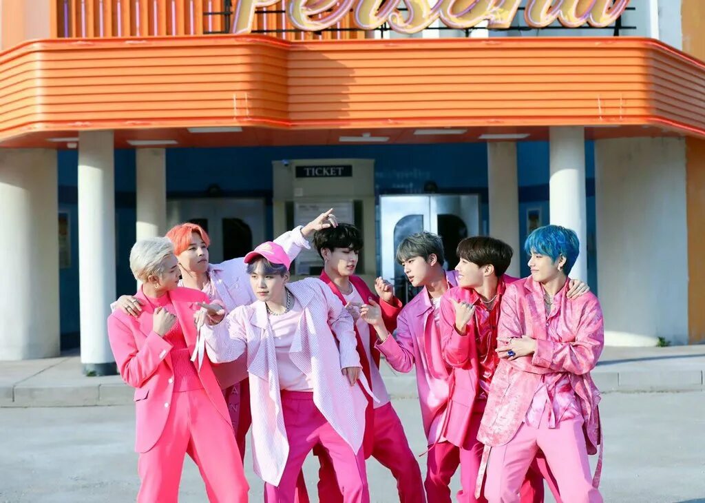 Клипы бтс корейская. БТС boy with Luv. BTS клипы. БТС В розовых костюмах фотосессия. БТС образы в клипах.