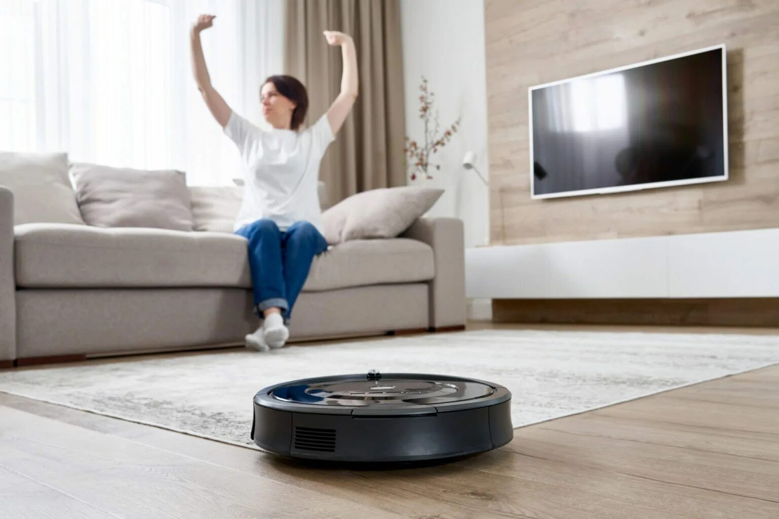 Робот пылесос девочка. Робот пылесос roomba i3. робот пылесос убирается. диван для робота пылесоса. женщина и робот пылесос.
