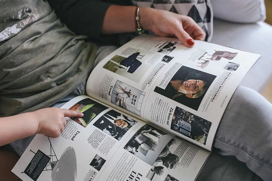 Read new magazines. Человек читает журнал. Чтение журнала. Человек с журналом. Фотосессия с журналом в руках.