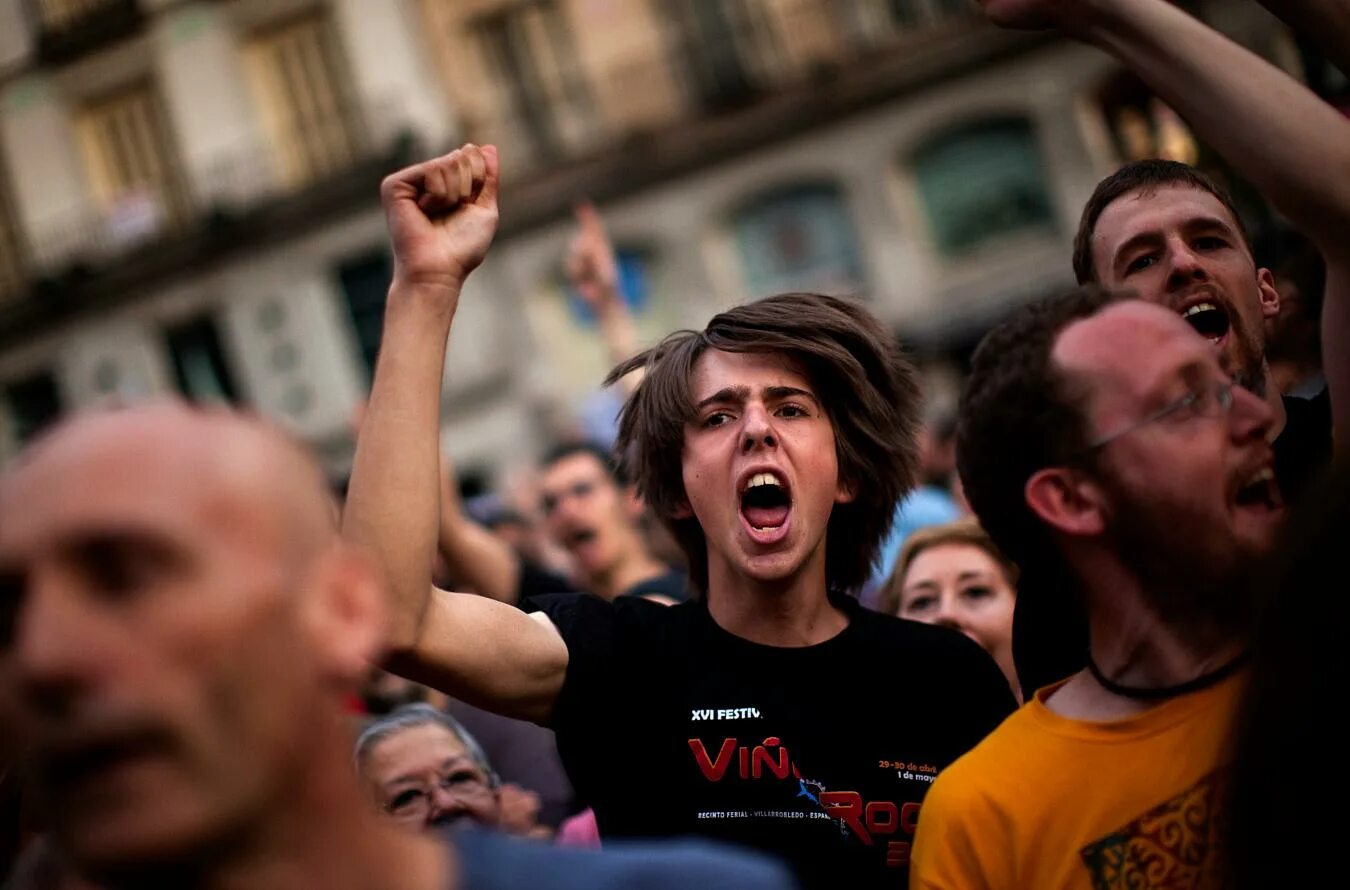 Группа людей для выражения протеста. Возмущение толпы. Протест эмоция. Толпа волнуется. Молодежь толпа недовольна.