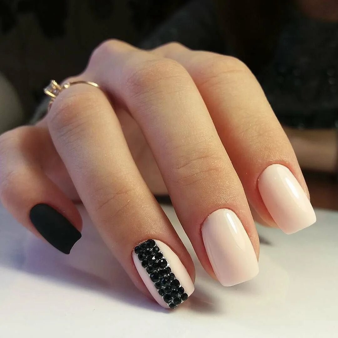 Ногти молочный с черным. Квадратные ногти. Маникюр на квадратные ногти. Черно-розовый маникюр. Белый маникюр на квадратные ногти.