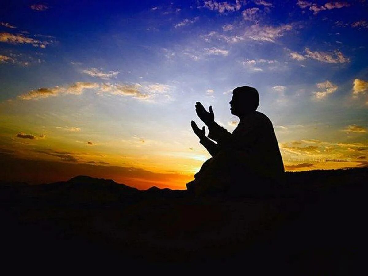Ибадат в исламе. Мусульманин на закате. Мусульманин молится. Человек молится на природе. Человек молится мусульманин.