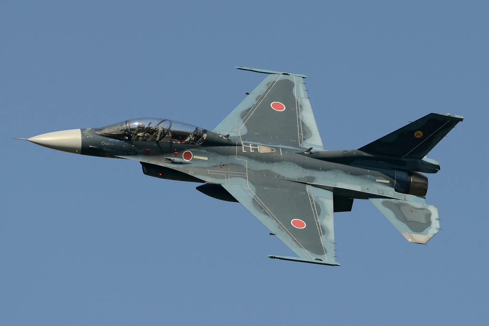 Mitsubishi f. Mitsubishi f-2. Мицубиси самолет военный f2. Mitsubishi f-2 и f-16. Митсубиси ф2.