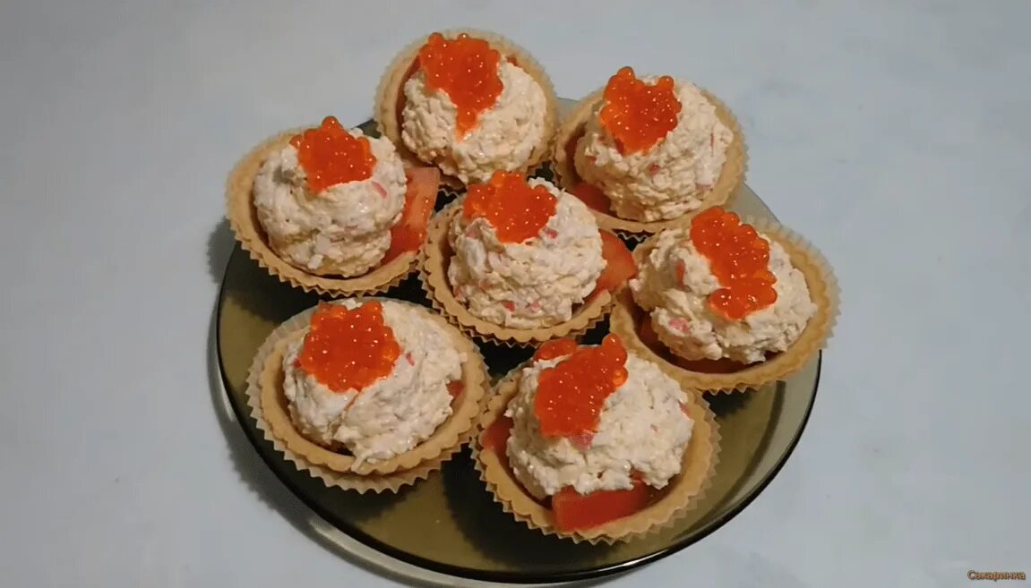 Тарталетки с начинкой крабовые палочки и сыр. Тарталетки с яйцом и сыром и икрой. тарталетки с сыром и чесноком и икрой. тарталетки с сыром чесноком и красной икрой. тарталетки с крабовыми палочками и помидорами.