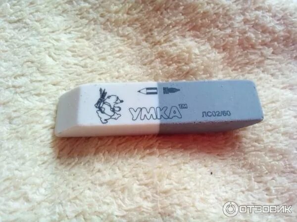 Рука стирает ластиком. Стирающиеся ручки с ластиком. Ластик. Рука с ластиком. Ластик для стирания ручки.