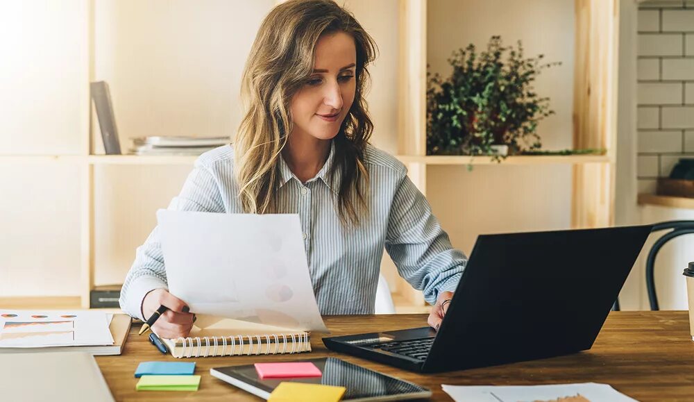 People work at home. Девушка на учебе. Образование женщины. Учеба женщина. Девушка образование.