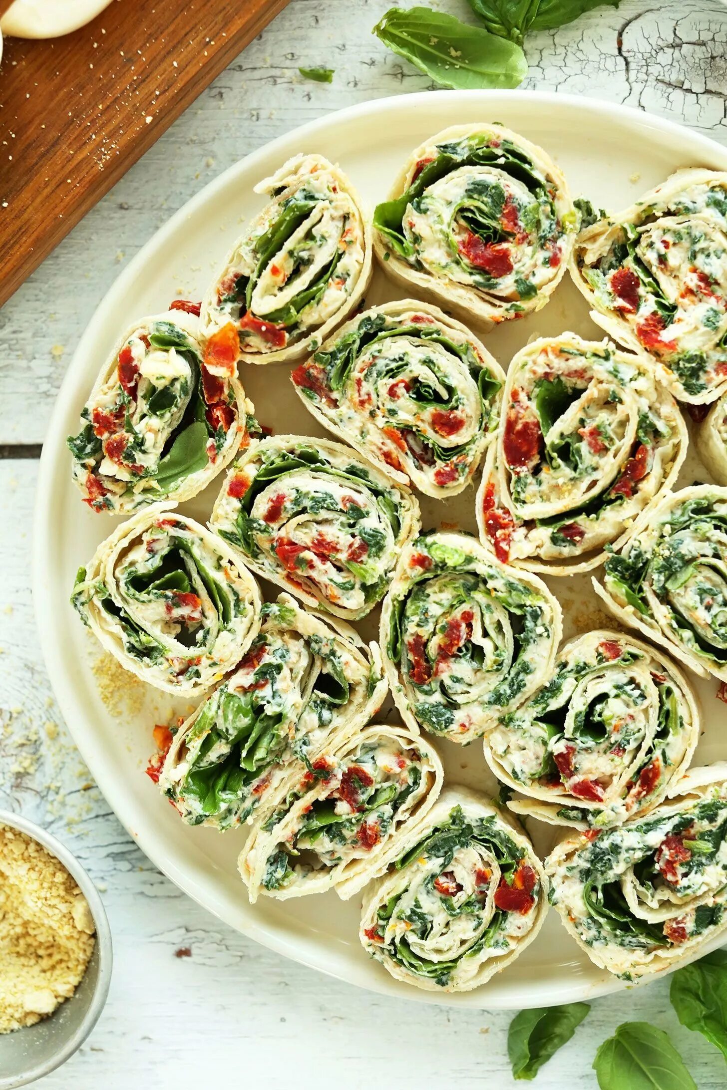 Украсить бутерброды. Закуски на стол. Холодные закуски для фуршета. Закуски на фуршетный стол. Легкие блюда на стол.