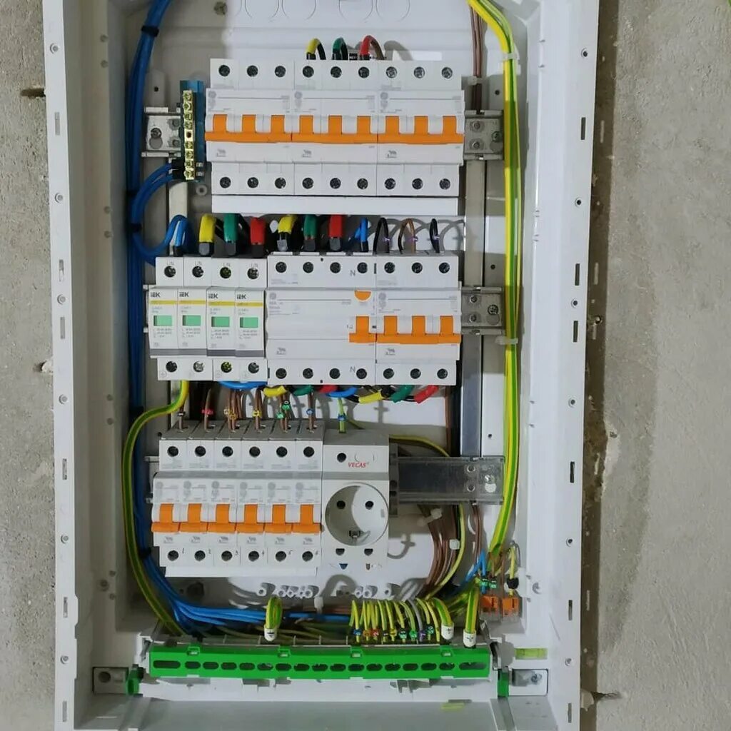 электромонтаж в доме. электромонтер. электрик. электромонтажник электрических сетей и электрооборудования. монтаж проводки в квартире.