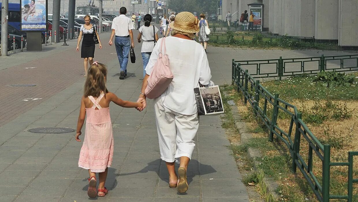 Увидел дрозд что идет старуха с внучкой. Бабушка с внуком на улице. Бабушка и внучка на прогулке. Бабушка с ребенком на улице. Бабушка гуляет с внучкой.