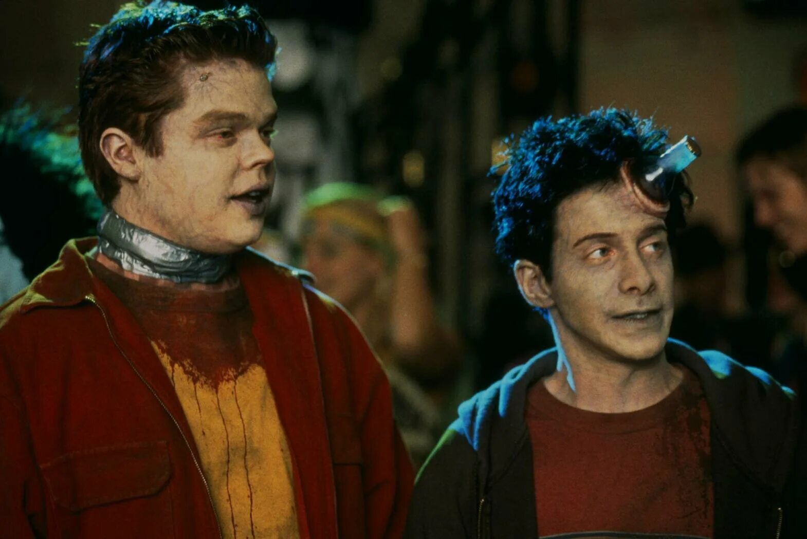 Человек за стеклом. Силуэт за стеклом. Бледный человек лабиринт фавна. Хавьер ботет слендермен 2018. Ужасы с рукой.