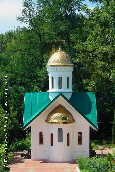 Часовни сочи. Часовни сочи. Сочинское кладбище часовня. Храм отца симеона сочи. Часовня иконы божией матери троеручица солохаул.