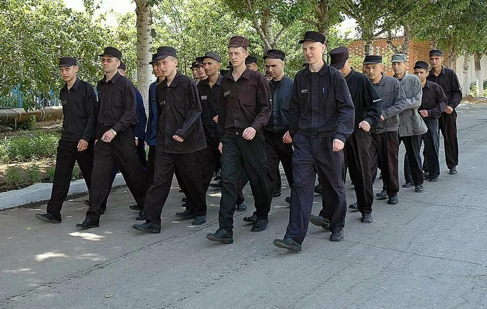 Чем отличается поселение от общего режима. Колония общего режима. зеки на прогулке. исправительная колония общего режима. осужденные в колонии.