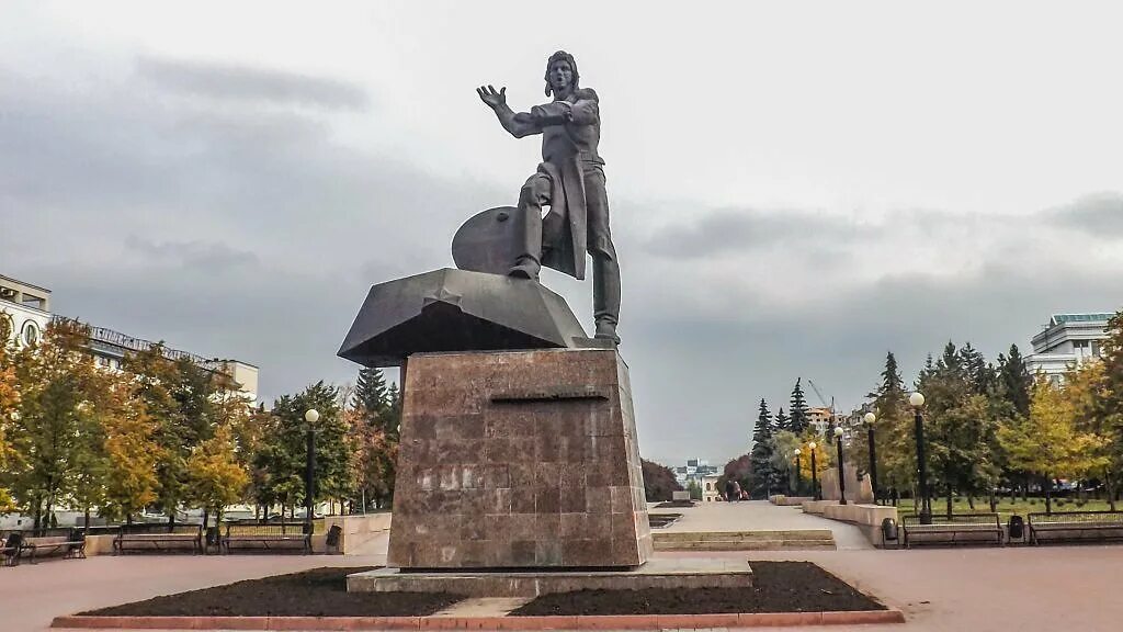 Памятники челябинска. Памятник танкисту в Челябинске Кировка. Памятник добровольцам-танкистам. Добровольцам танкистам Челябинск. Монумент добровольцам танкистам Челябинск.