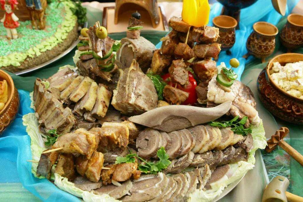 Якутская кухня. Якутские блюда. Кухня якутов. Якутский повар тарбахов. Национальная кухня народов якутии.