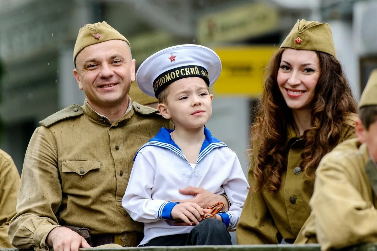 Семья 23 февраля. Жена военного. Фотосессия на 23 февраля для семьи. Семья военного. Военная фотосессия семейная.