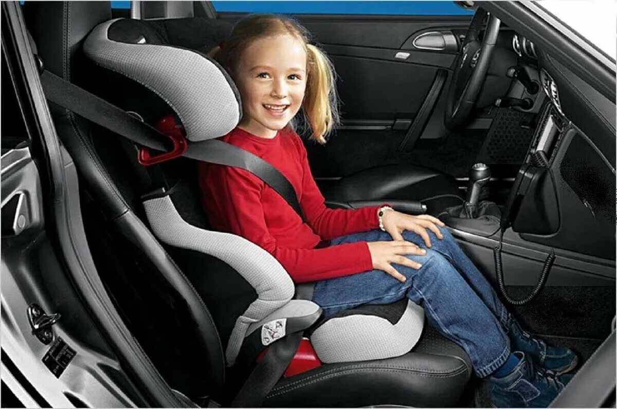 До какого возраста возить ребенка в кресле. Детское кресло. Детское кресло в машину. Детское кресло на переднем сиденье автомобиля. Детское автокресло до 12 лет.