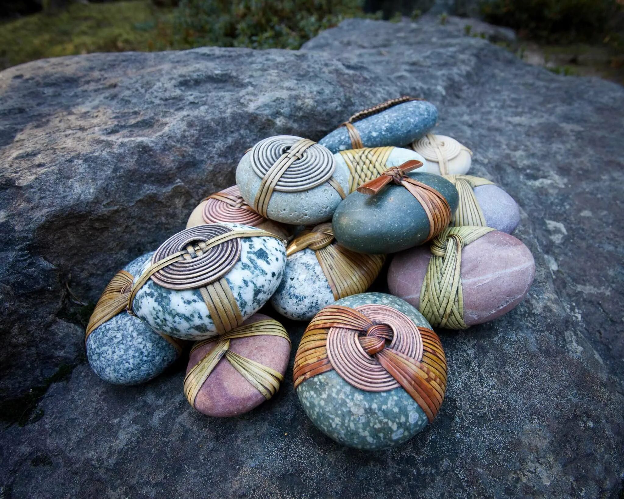 Поделки из морских камней. Изделия из гальки. украшения из гальки. изделия из морских камней. декор из камней.