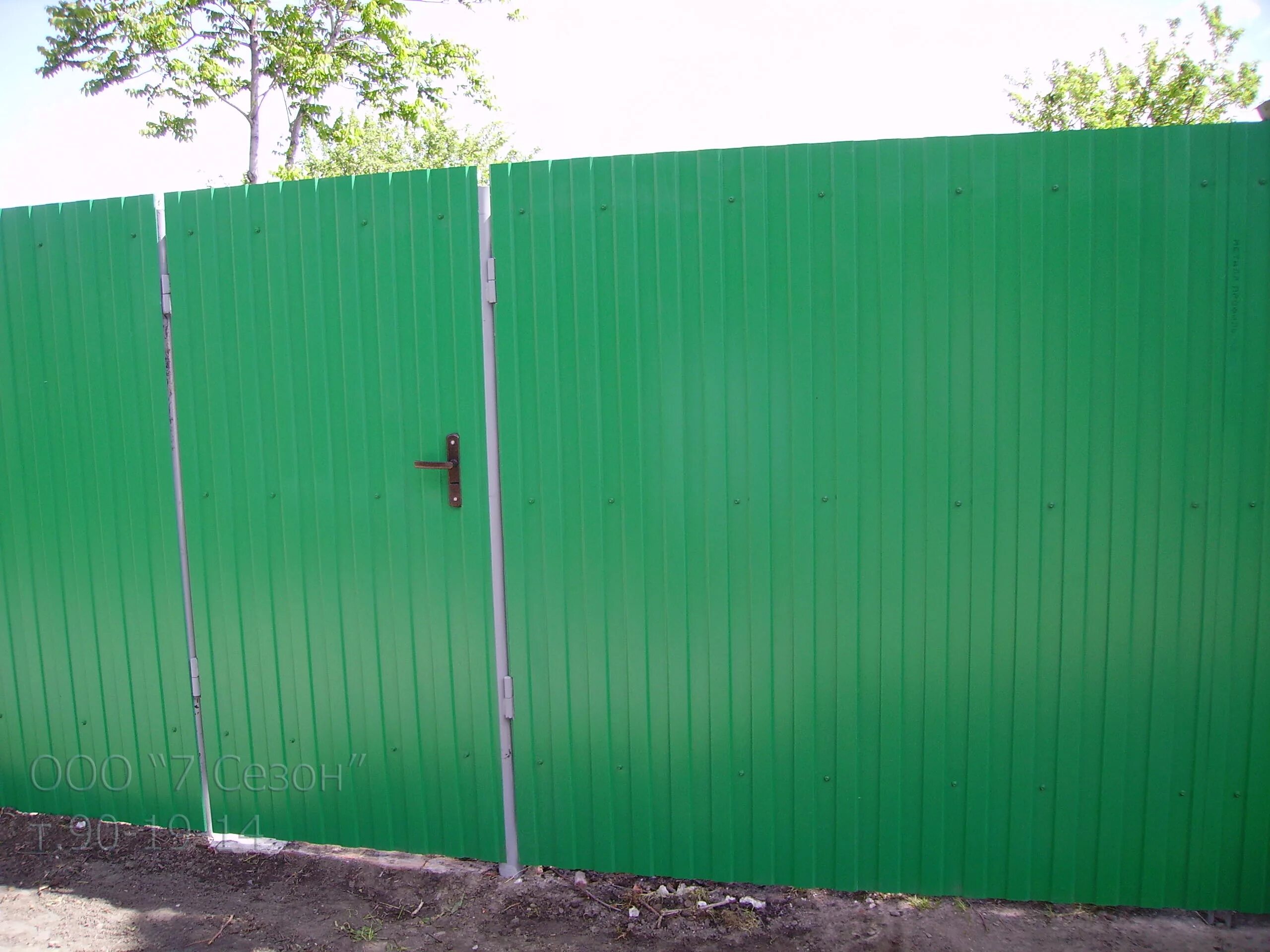 Купить забор в тюмени. Забор рал 6002. Забор цветом рал 6002. Зеленый профильный забор. Профнастил для забора.
