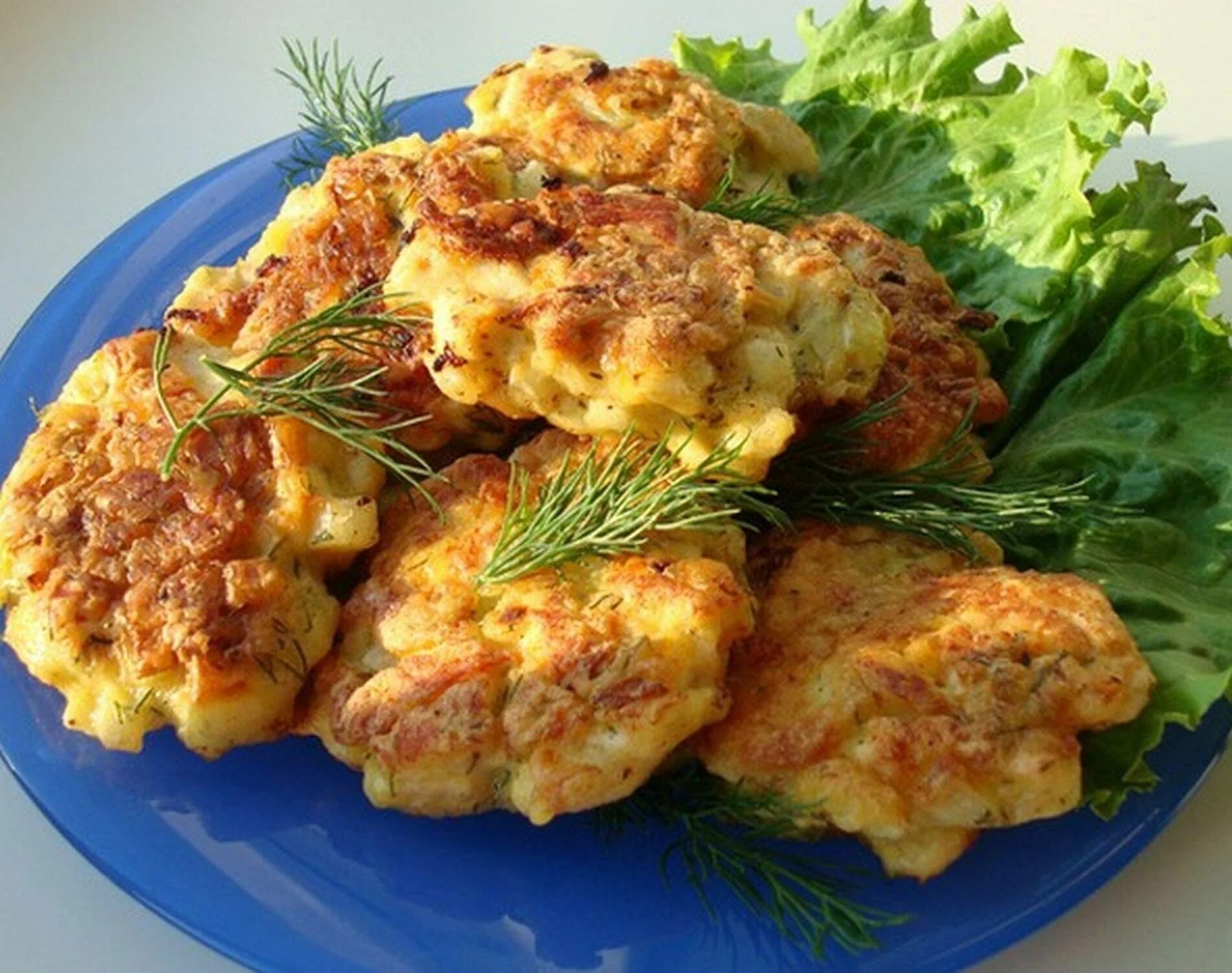 Как сделать котлеты из куриного филе рубленные. Рубленые куриные котлетки из филе с сыром. котлеты рубленые из курицы. котлеты рубленые из куриной грудки с сыром. рубленные куриные котлеты с сыром.