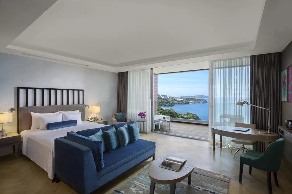 Four seasons куала лумпур. Отель cavo греция. St regis абу даби. Комната с видом на красивый город. Спальня в отеле.