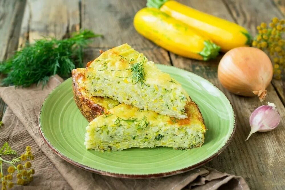 Запеканка кабачки цукини. Кабачковая запеканка с сыром. Рецепт кабачковой запеканки с сыром. Пицца фриттата с цуккини. Рецепт кабачковой запеканки с сыром.