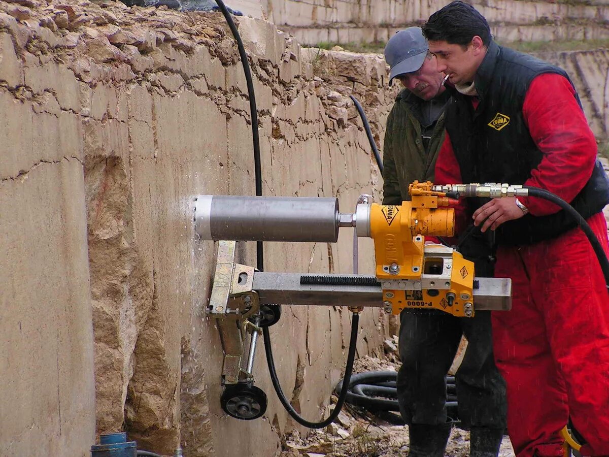 Бурение отверстий в бетоне. Алмазное бурение сверление. Алмазное сверление. Алмазная резка отверстий в бетоне. 601.