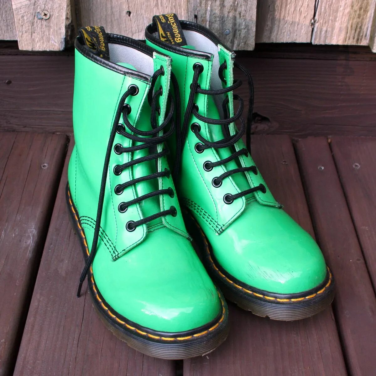 Обувь green. Dr Martens зеленые. Ботинки Dr Martens зеленые. Dr Martens туфли зеленые. Dr Martens полуботинки зеленые.