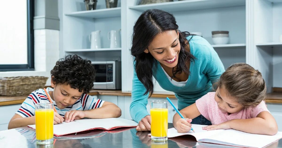 Doing their homework. Children and mother do homework. the children are doing their homework. делать уроки на кухне. parents and children at home doing homework.