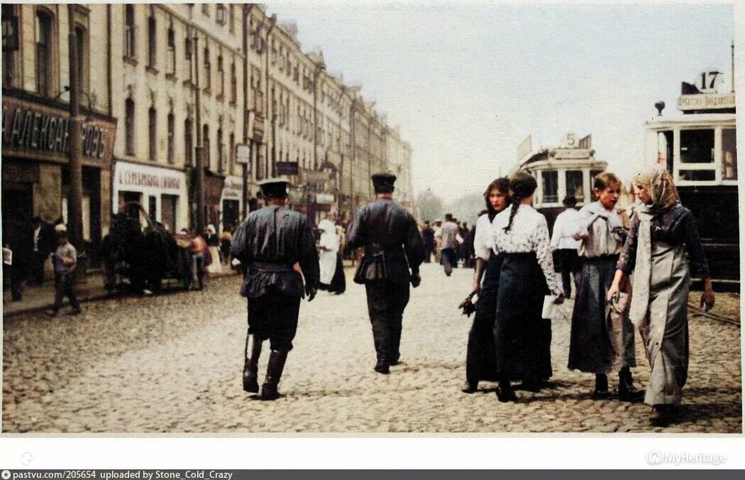 Кадр из старого фильма. Старые кадры 17. Старые кадры 17. Старые кадры 17. Сухаревский рынок в москве.