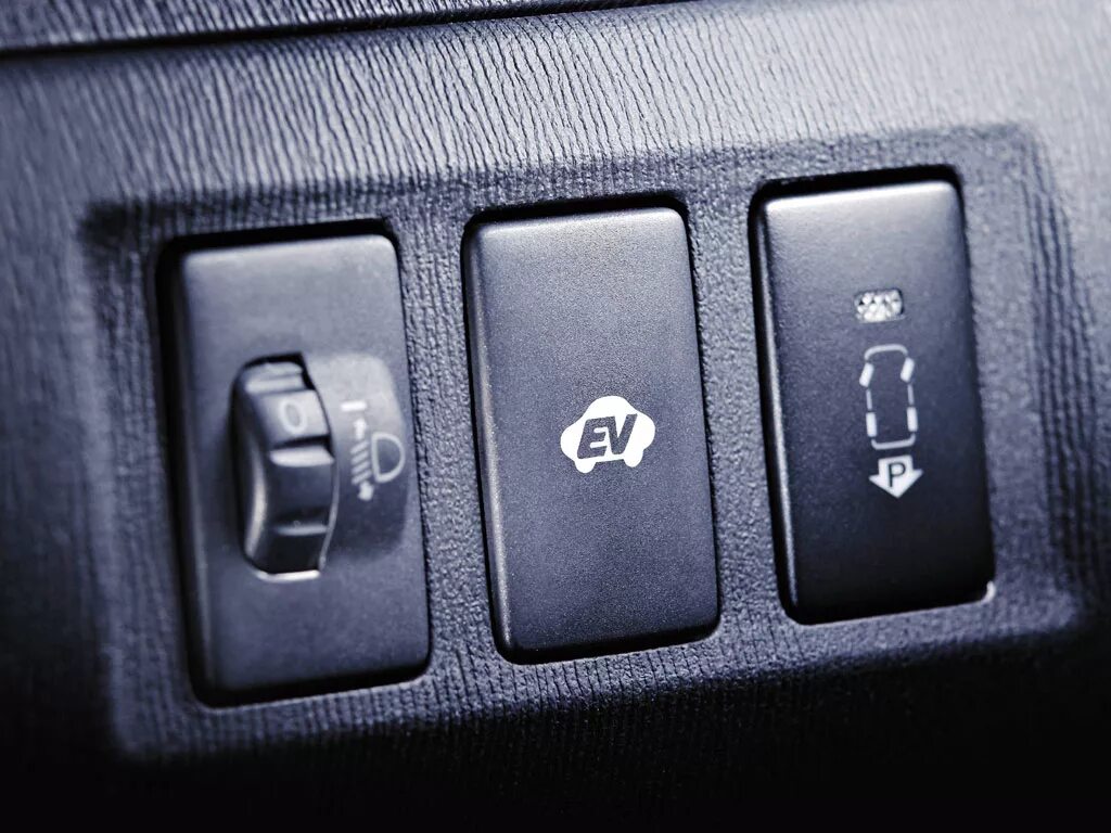Кнопку посередине. Кнопка Toyota Приус 30. Кнопки на панели Приус 30. Приус 20 кнопка ESP. Кнопка управления зеркалами Toyota Prius 30.