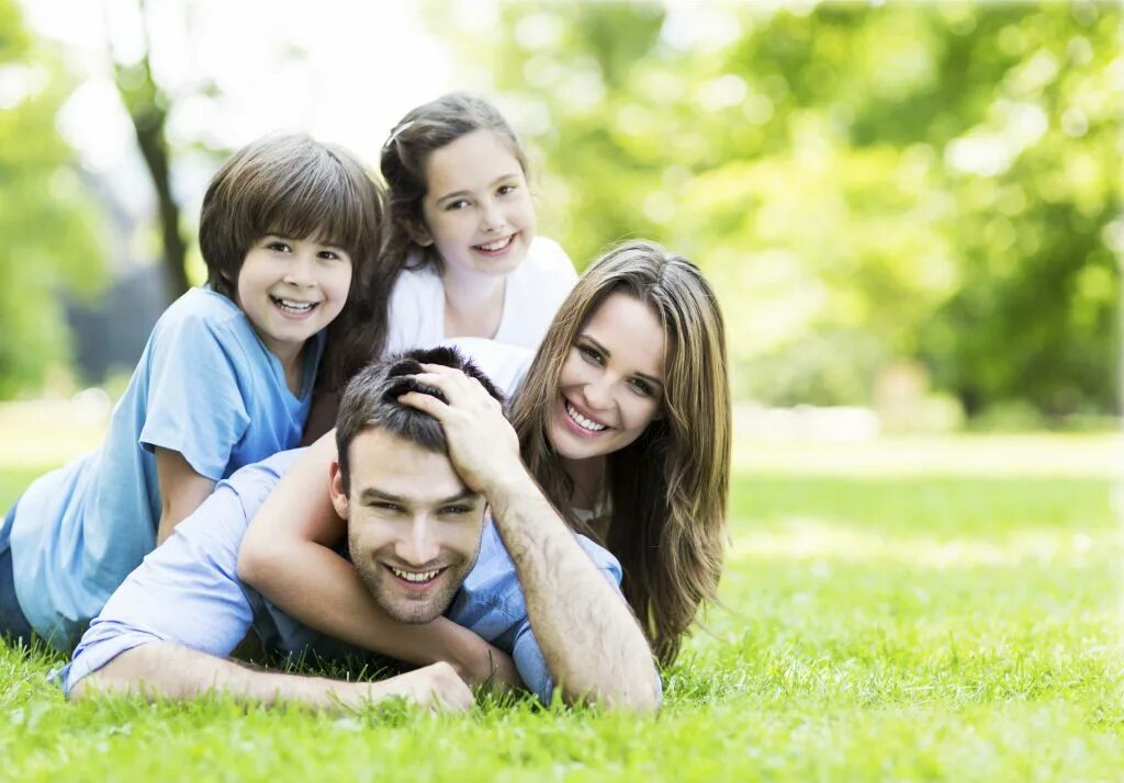 Like a big family. Портрет счастливой семьи. Семья улыбается. Крепкая счастливая семья. Радостная семья.