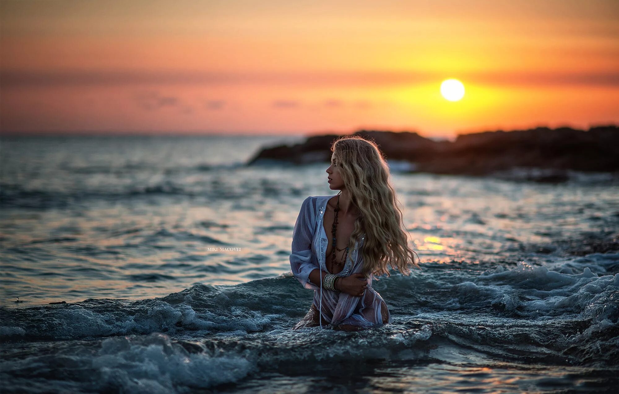 Девочка берегу. Девушка-море. фотосессия на море. красивые девушки на море. девушка на берегу моря.