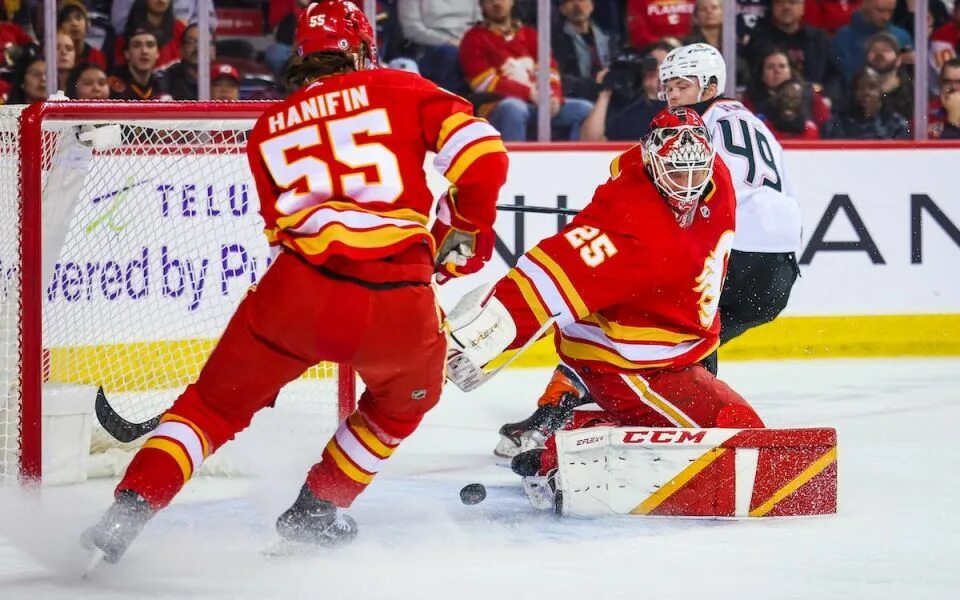 Детройт ред уингз чикаго блэкхокс 16 апреля. Лос-анджелес вашингтон нхл. Калгари чикаго. Chicago vs calgary 2012-13. Макаров калгари фото.